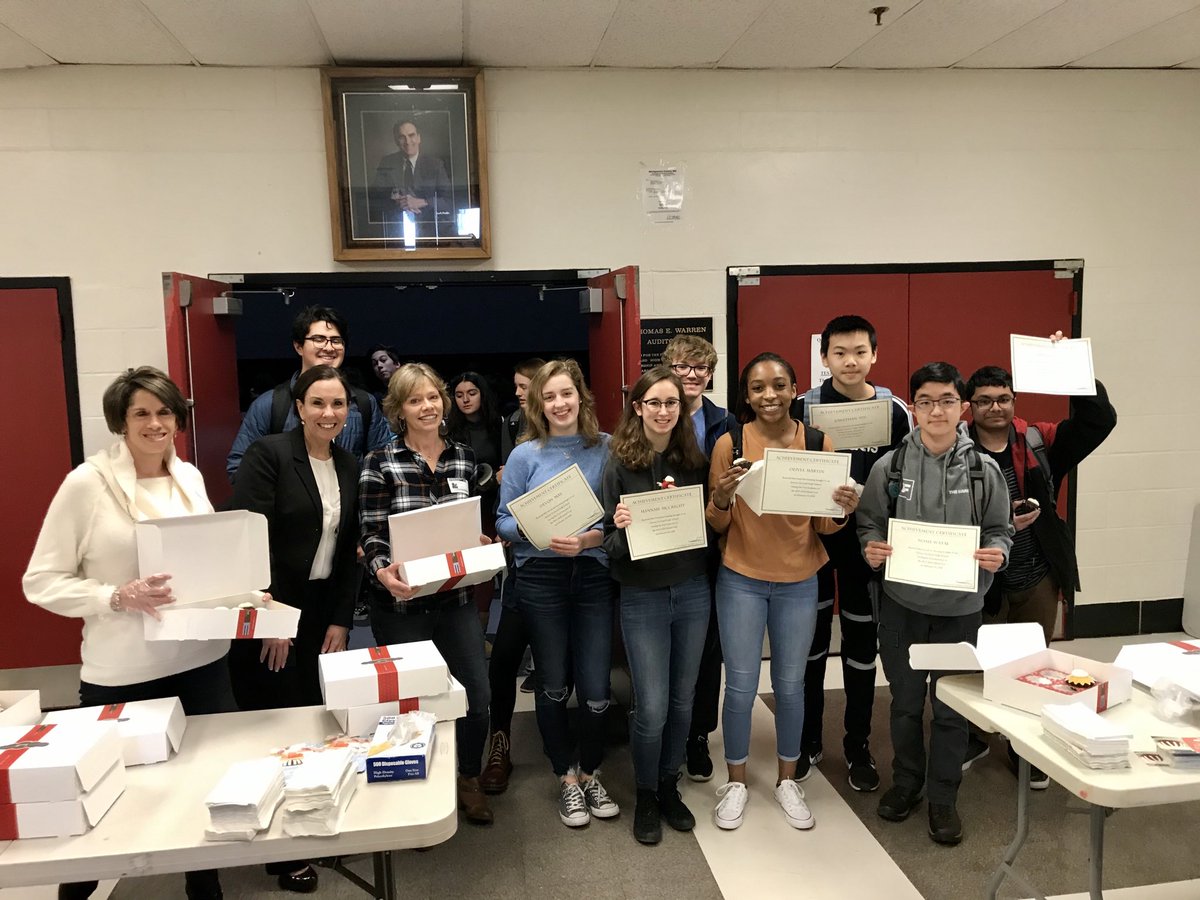 Thomas4Leaders's tweet photo. Celebrating our students who earned straight As for the first semester!  Thank you to our amazing ⁦@qoptsa⁩ @QOHS_AP⁩  and ⁦@QOHSart⁩ for organizing printing and making the celebration a reality! 👏🏼🐾❤️#ExperienceExcellence https://t.co/Cb85D3ohJm