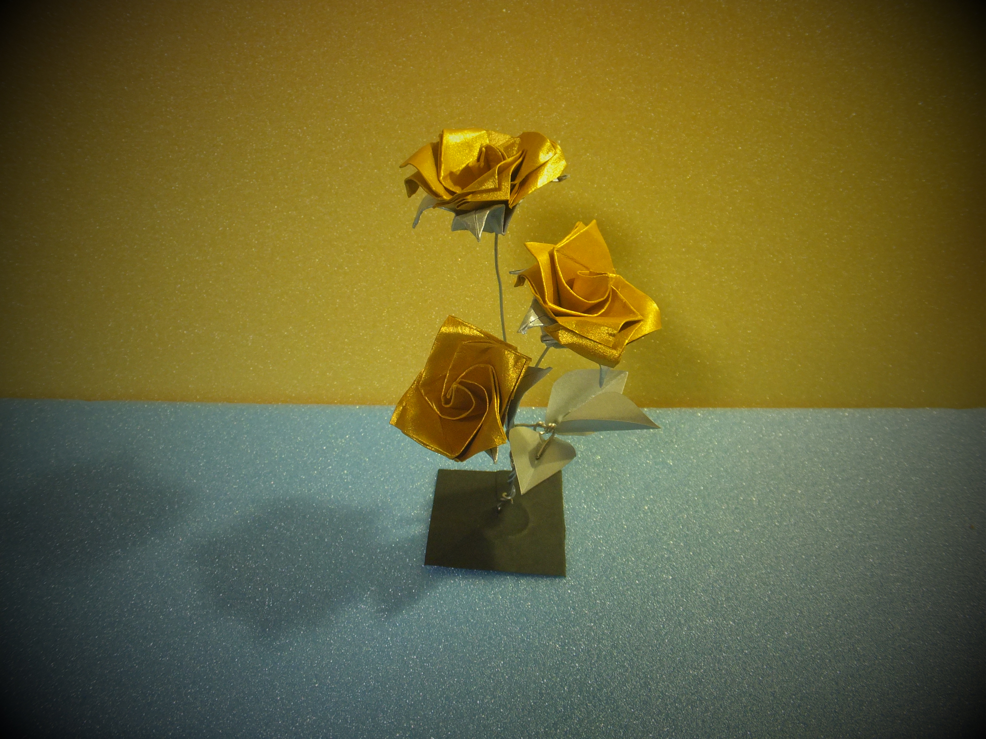 大塚保之 メタリックな用紙を使って 金のバラ を作ってみました 茎にステンレスの針金を使っていますが これがなかなか硬くて加工に苦労しました I Made Gold Roses By Metallic Paper And Stainless Wire Rose 薔薇 バラ Origami 折り紙