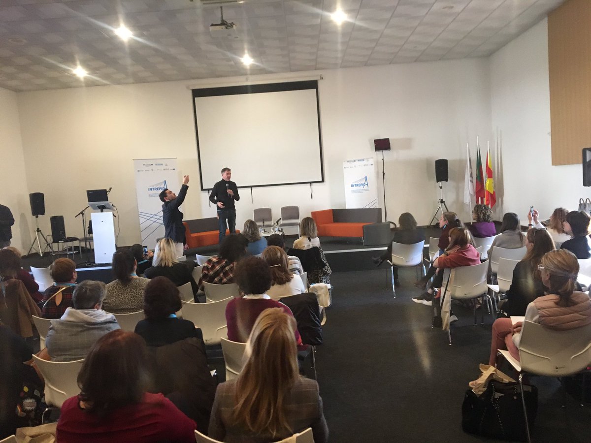 INTREPIDA_F3C's tweet photo. Tras la visita a Capote’s Emotion, comenzamos las sesiones del IV foro @INTREPIDA_F3C @poctep con un ponente de excepción: Jesús Hernández, que nos habla de Mobile Marketing Digital aplicado a las pequeñas y medianas empresas ante un auditorio abarrotado. https://t.co/Ttf03RFj71