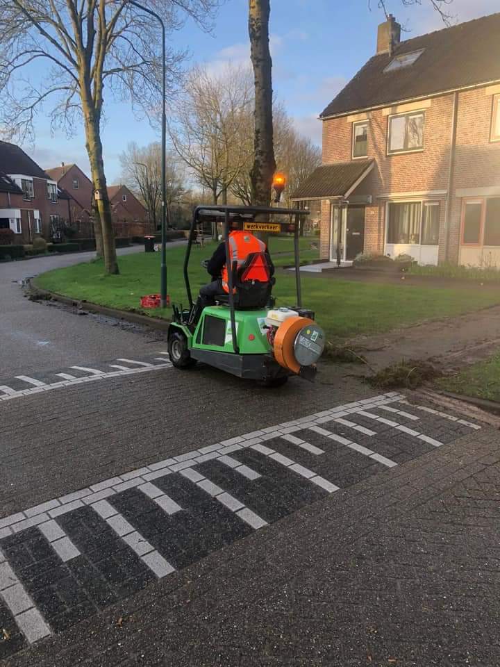 Er wordt nog steeds volop gesnoeid op verschillende plekken in de <a href="/Gem_Leusden/">Gemeente Leusden</a>. Daarnaast is er ook aandacht voor het kanten steken. De graskanten worden weer netjes gemaakt voor een goede start van het #groeiseizoen.
<a href="/SIGHTLS/">SIGHT Landscaping</a>