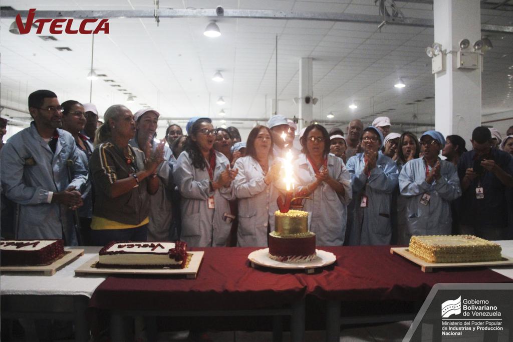 fabricavtelca's tweet photo. EN IMÁGENES 📸 | Nuestra compañera de labores Francis Silva fue la encargada de cantar hermosas piezas musicales en la presencia de todos sus colegas de trabajo.

#Vtelca #FabricaVtelca #Venezuela #Tecnologia #Telefonos #Produccion #Caracas #PuntoFijo #Valencia #Son11AñosDeVtelca https://t.co/2JwM3v1iGN