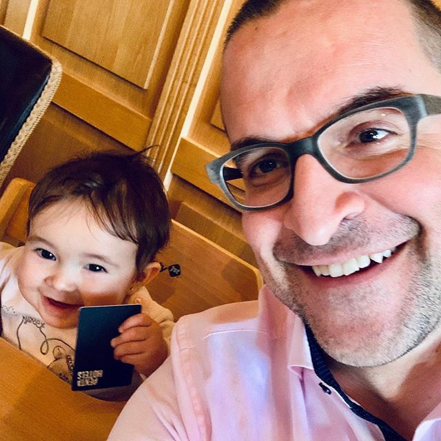 kupfi's tweet photo. Selfie Time mit meiner Babisita, dass können wir 😁 und das an der Ziviltrauung meines Schwagers 🙈 #selfietime

PS. @pentahotels wir haben die Schlüsselkarte gefunden 🙈 #pentahotels
.
.
#dad #cute #babygirl #girl #selfie #dinner #instawickart https://t.co/z24Mh6yxBH https://t.co/MZHWFBBGdo
