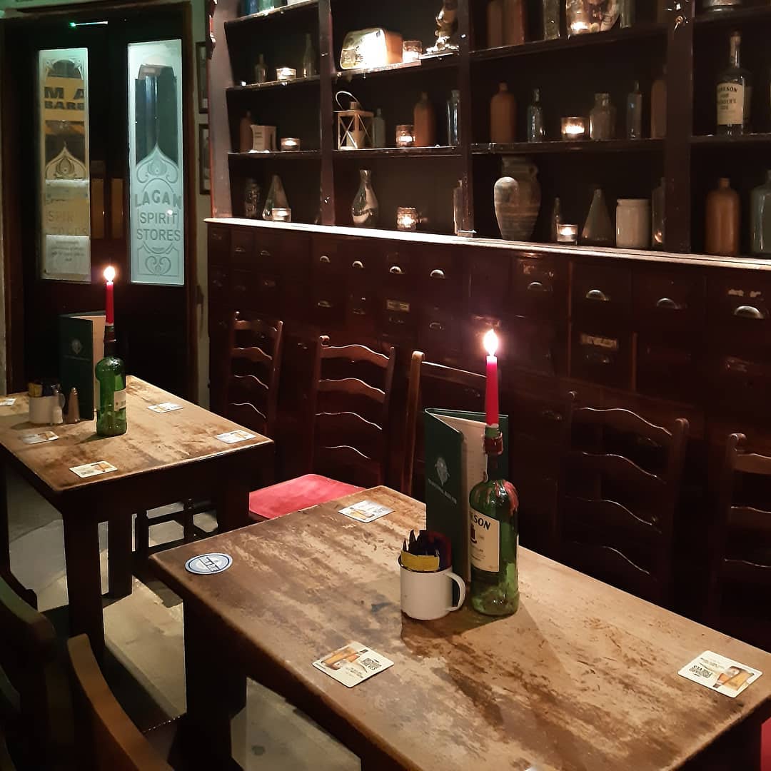 Nothing quite like a few drinks and some stories by candlelight 🕯️

📸 Thanks for a great photo notes.from.travel
