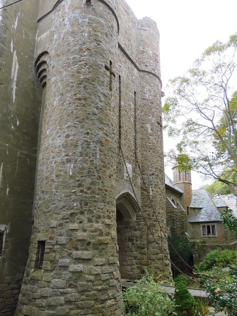 i don't think we've had a batshit castle in Massachusetts yet! but as we know, there is *always* a batshit castle, and here it is: Hammond Castle in Gloucester, Mass