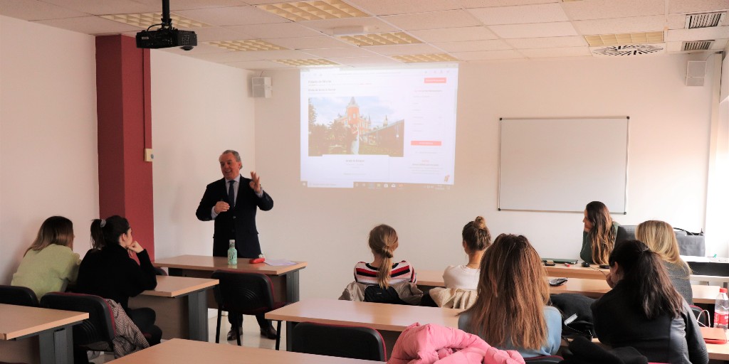 EIP_Madrid's tweet photo. El #orgulloEIP es que antiguos #EIPalumni se conviertan en #profesEIP y también lo hagan sus familiares.
Nuestra profe Bea ha traído a su padre para compartir su trayectoria como socio fundador de #BodasReales y gestor de fincas de eventos sociales.
Gracias Bea y Eduardo! https://t.co/kkovovUOHT