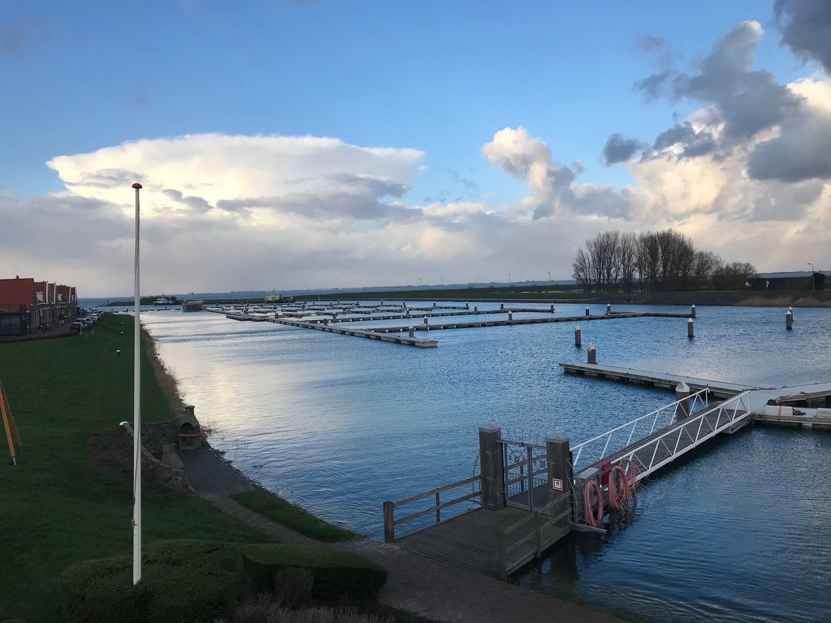 MEIJKEREN's tweet photo. Jachthaven @wemeldinge is druk bezig geweest met de vervanging van de steigers. Een deel van de #steigers is vervangen door prachtige nieuwe exemplaren. Deze exemplaren hebben #inbouw-units voor water en elektra. https://t.co/uVGyjHQpv9