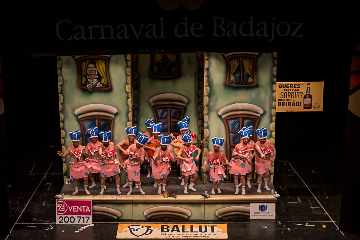 48HorasBadajoz's tweet photo. hoy @LOSMIRNDA aparecen dormidos en su cornisa, donde parece que han estado toda la semana. Cambian parte de la presentación y su primer pasodoble va dedicado a las coplas de antes, añorando tiempos antiguos del concurso #comba2020 #comba2020s2 https://t.co/9lOZfldVAM