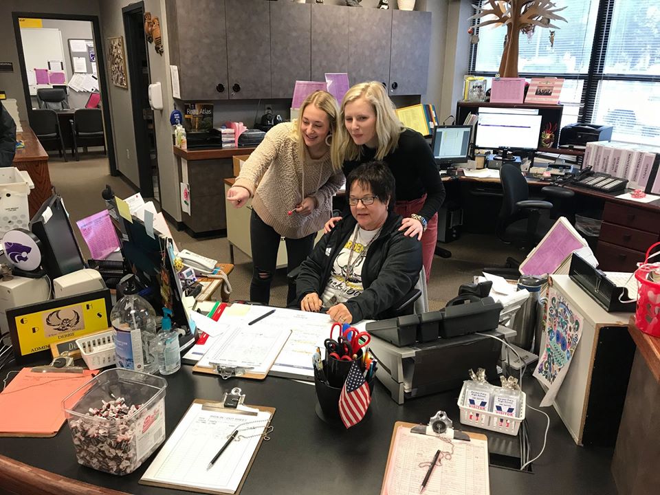 RenwickUSD267's tweet photo. Students at @GPHSOwls are naturally drawn to secretary Debbie Howell. It's no wonder, her professionalism and leadership shine through in her interactions with students, as well as in her detailed work.  Thanks for taking care of our students, Debbie! We are #RenwickProud of you! https://t.co/lFDXJEsB9P