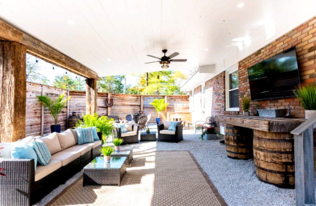 Want to host your meeting OUTSIDE? No prob!  The 502 House has a TV under the covered patio area for your slide show presentation! And with a grill and fire pit just steps away, you're sure to crush your company goals!
#officeparty #corporateevents