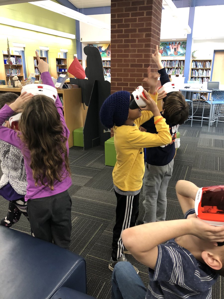 Exploring the night sky using VR <a href="/Stonerobelem/">Stone-Robinson Elem.</a>  library <a href="/acpslearntech/">ACPS Learning Tech</a> <a href="/k12albemarle/">AlbemarleCountySchls</a> @msg227b <a href="/astokes88/">Angela Stokes</a>