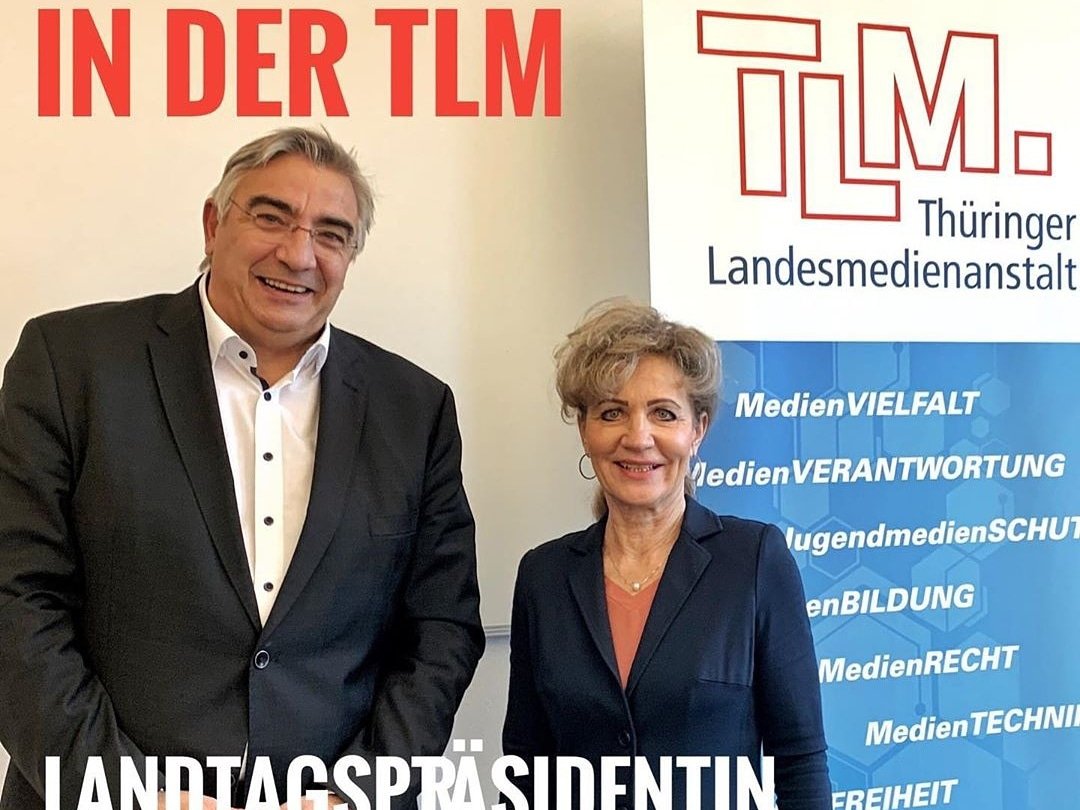 ThuerLandtag's tweet photo. Landtagspräsidentin #BirgitKeller besuchte heute TLM-Direktor Jochen @fasco und informierte sich über die Arbeit der Landesmedienanstalt @thueringende 

https://t.co/r00UloyPw8 https://t.co/fg6CFHvUAJ