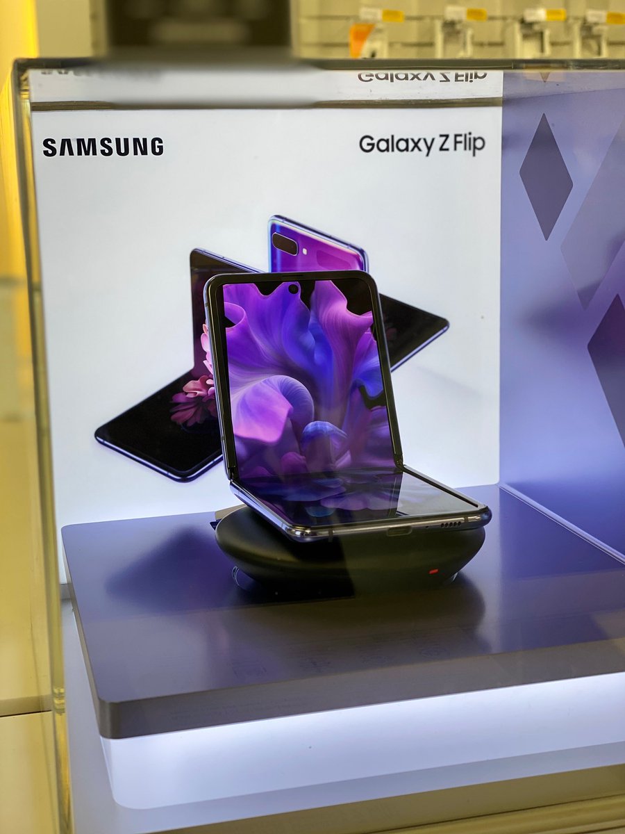 meadows856's tweet photo. Tired 😓 of those same old phone designs ? Come check out the new #GalaxyZFlip @SamsungUS here at the sprint store in @meadows856. #Rollingmeadows https://t.co/SzrFZdfXM2