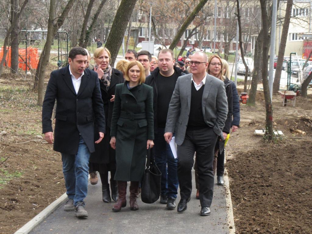 petronijevic_d's tweet image. Парк шуме „Шумице”, поново дечије игралиште. На новом игралишту је постављено осам дечјих реквизита који су у складу са амбијентом у коме се налазе, а цео парковски простор осветљен је 101 светиљком.  #Vozdovac #sumice #gradbeograd