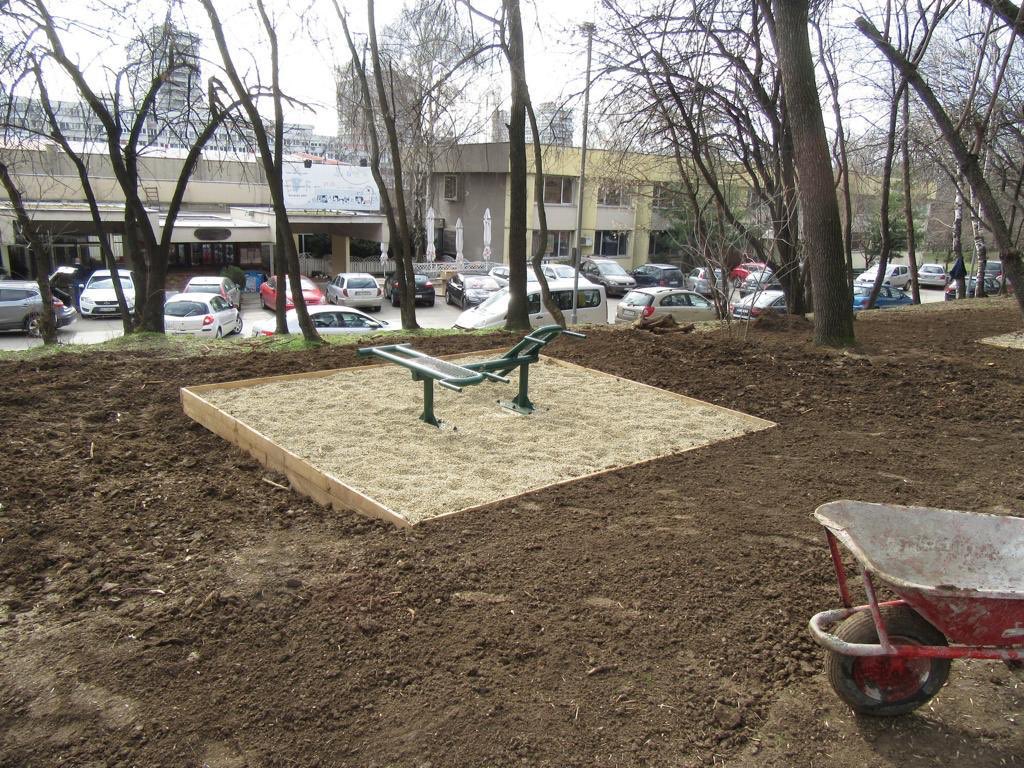 petronijevic_d's tweet image. Парк шуме „Шумице”, поново дечије игралиште. На новом игралишту је постављено осам дечјих реквизита који су у складу са амбијентом у коме се налазе, а цео парковски простор осветљен је 101 светиљком.  #Vozdovac #sumice #gradbeograd