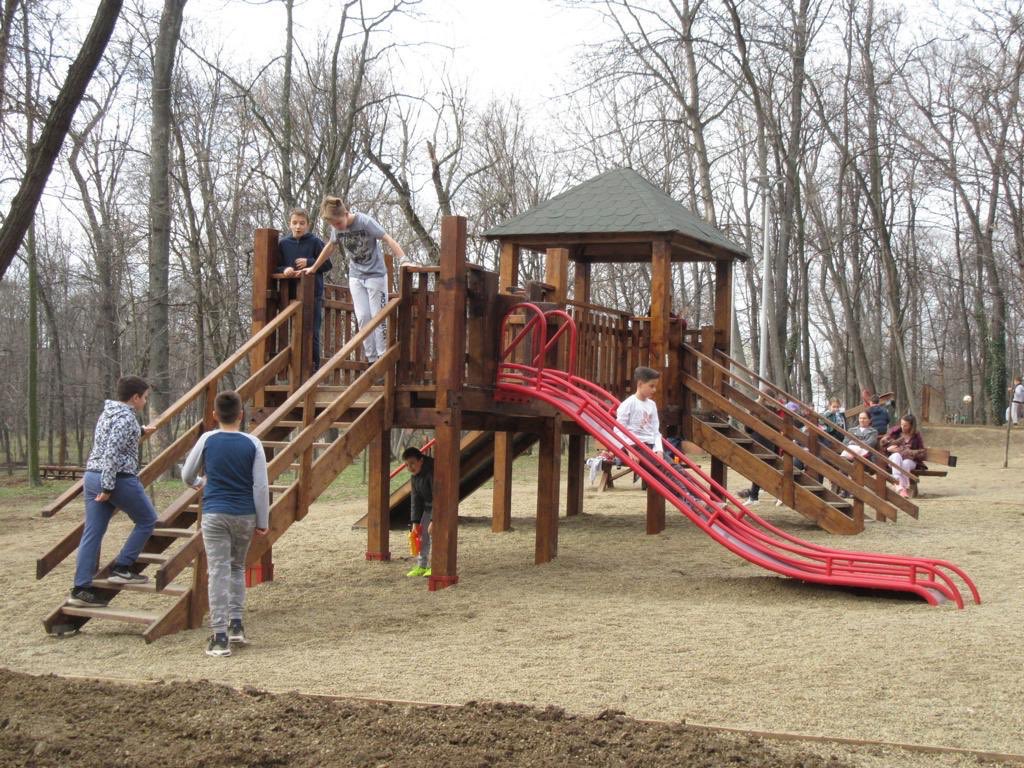 petronijevic_d's tweet image. Парк шуме „Шумице”, поново дечије игралиште. На новом игралишту је постављено осам дечјих реквизита који су у складу са амбијентом у коме се налазе, а цео парковски простор осветљен је 101 светиљком.  #Vozdovac #sumice #gradbeograd