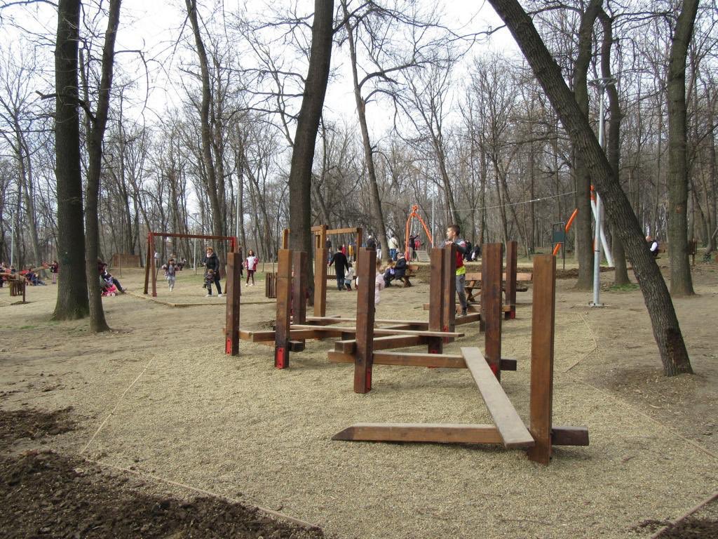 petronijevic_d's tweet image. Парк шуме „Шумице”, поново дечије игралиште. На новом игралишту је постављено осам дечјих реквизита који су у складу са амбијентом у коме се налазе, а цео парковски простор осветљен је 101 светиљком.  #Vozdovac #sumice #gradbeograd