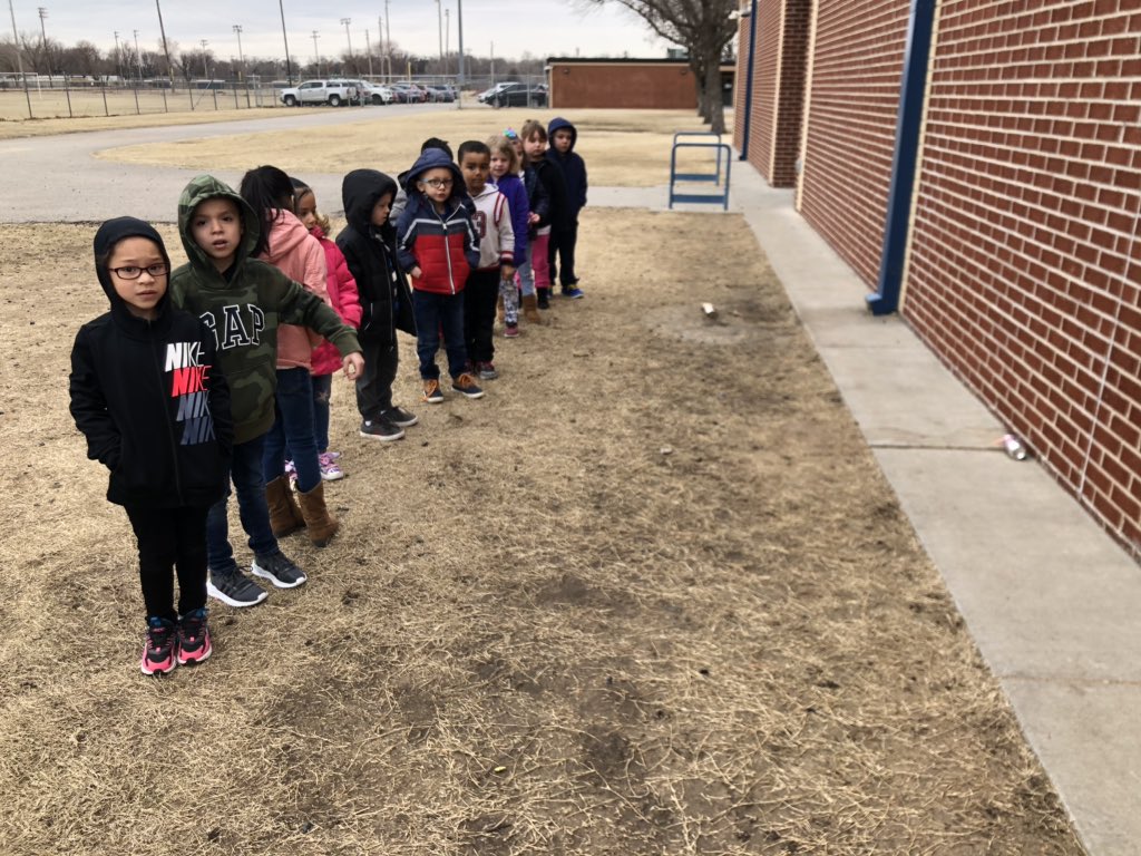 flores_kinder's tweet photo. Project Based Learning Day 1: these kindergartens were able to identify problems that affect the environment. They toured around the school, identify problems and came out with a list. Tomorrow they will find a solution! #wpsproud #projectbasedlearning #PBL #KinderRocks https://t.co/Jf853k9oRB