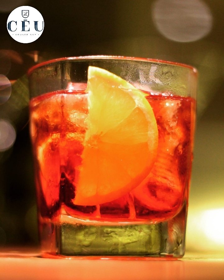 CeuLoungeBar's tweet photo. Com um Negroni do Céu Lounge Bar qualquer dia fica bom
-Gin
-Campari -Vermouth Rosso
#gin #campari #vermouthrosso #negroni #coctel #cocktail #cassiccocktail ##drink #drinks #baresbrasil #bares #arraialdocabo #buzios #cabofrio #quarta https://t.co/Fl2YBS2Qor