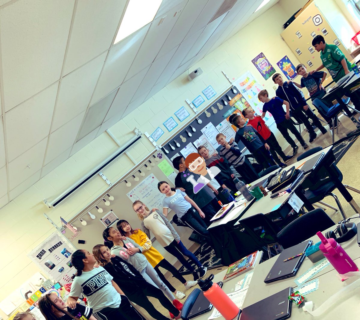MsCollinsMW5's tweet photo. Through our human chain of “neurons”, we discovered why squeezing shoulders traveled faster than squeezing hands. Our 🧠 is closer for neurons to pass their signals! #funinscience #rcs118life https://t.co/CduSH8lTTI