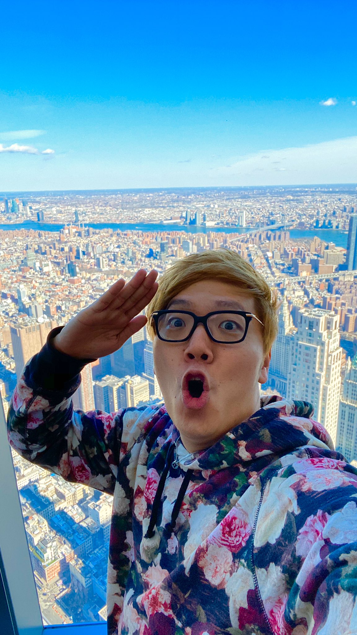 Hikakin ヒカキン Youtuber ニューヨーク 充実した旅でした 今から日本帰ります 写真はアメリカで最も高いビルからの写真 アメリカの空港でボディチェックのおじさんが僕のことをbtsだと勘違いして盛り上がりました 笑 Btsは僕の1000倍
