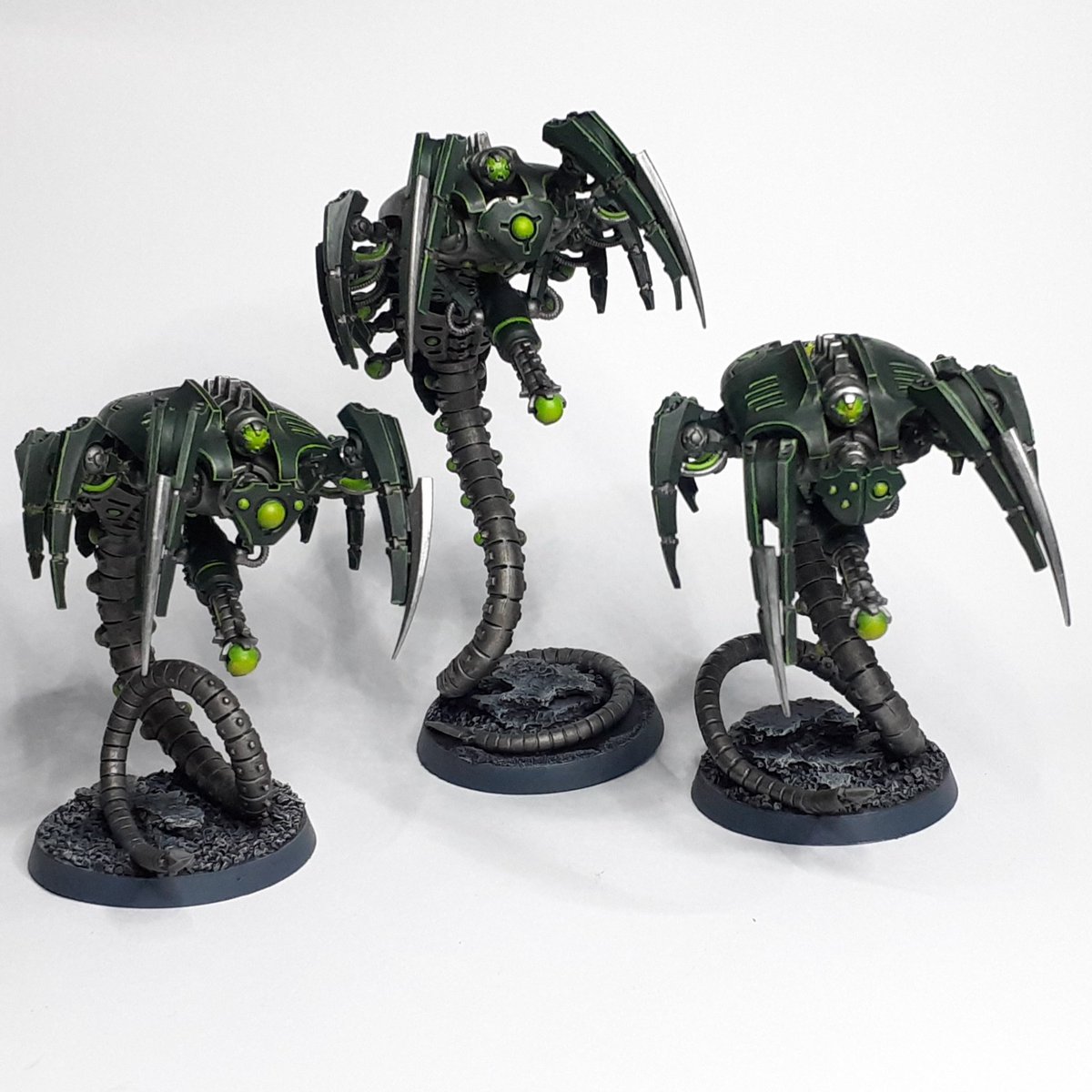 SquireKhne's tweet photo. And now there are three, finished the last of my #canoptekwraiths, this also mean I finished painting my entire Forgebane box and can maybe start looking to making a table and create some terrain so I can play my first practice games.
#warmongers #warhammer40k #necrons #wh40k https://t.co/OxJrAqxM63