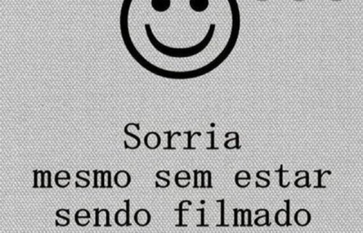 FRASES TUMBLR 🦄❤ on X: Sorria mesmo triste, ninguém precisa saber das  suas dores, vc pode ser forte sozinho! #tumblr #frases   / X