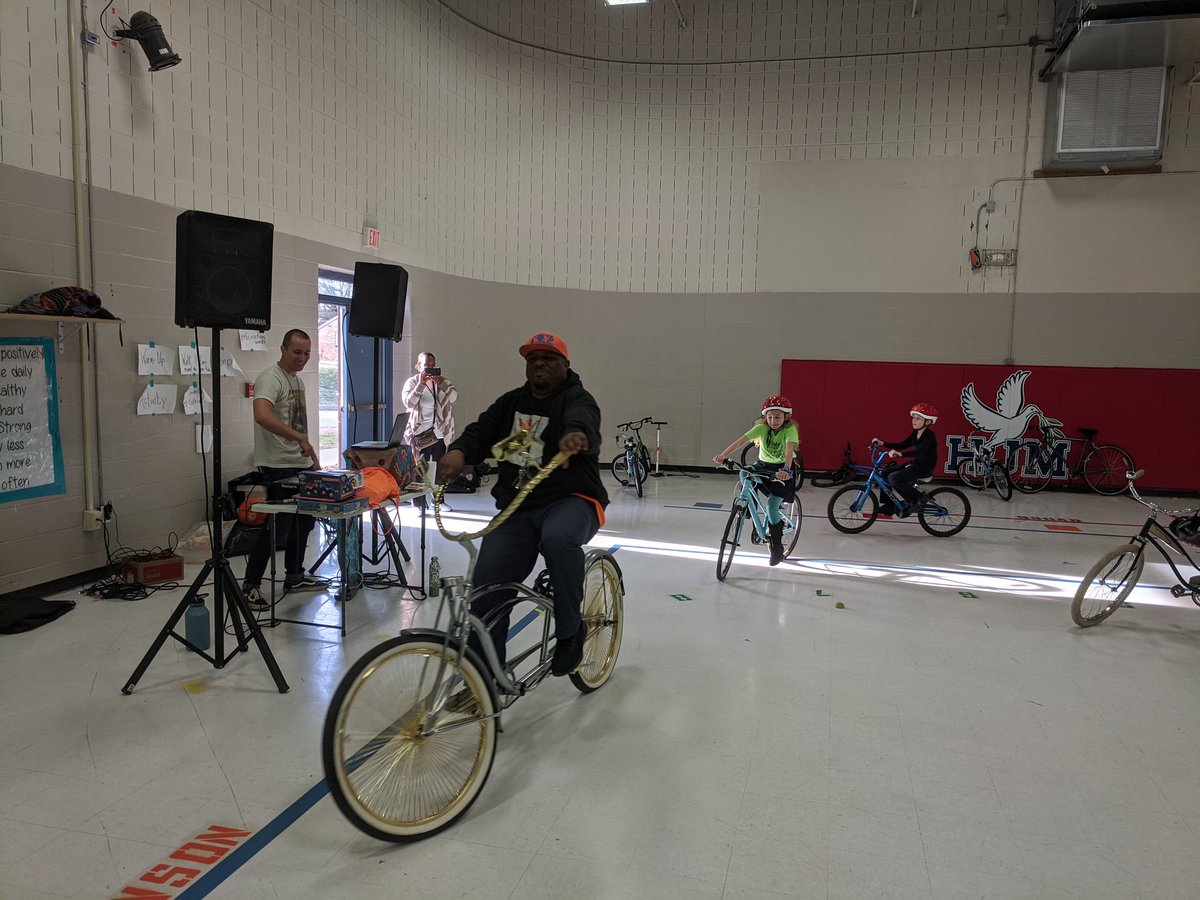 walkbikenash's tweet photo. #HJMRocks #walkbikenash #CommunityAchieves #TerryKey Special appearance at Hull Jackson Montessori! https://t.co/saNuZ1Zjxk