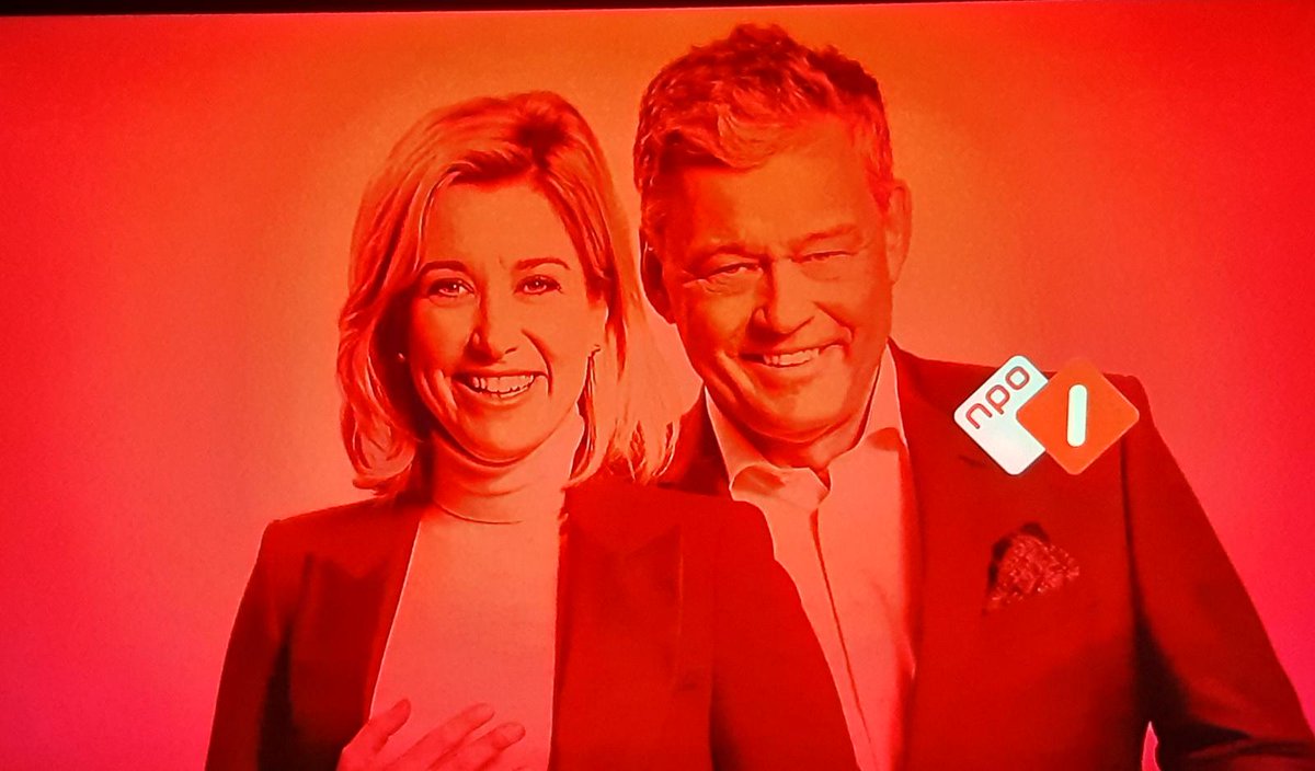 Onhandige foto voor de aankondiging van #op1 vanavond. Het is net of Charles Carrie bij de borst grijpt...