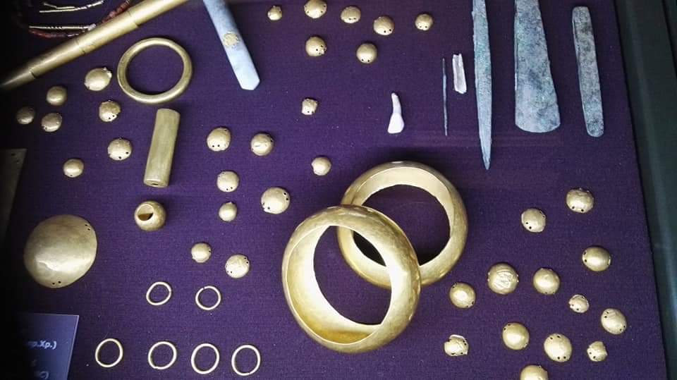 ZuluX11's tweet photo. The Varna civilization of Ancient Bulgaria in Europe. In the 70's archaeologists discovered this King's grave filled with Golden Ornaments and you can see clearly how they looked. These findings still belittle archaeologists and historians. https://t.co/YVn6RJPWDn