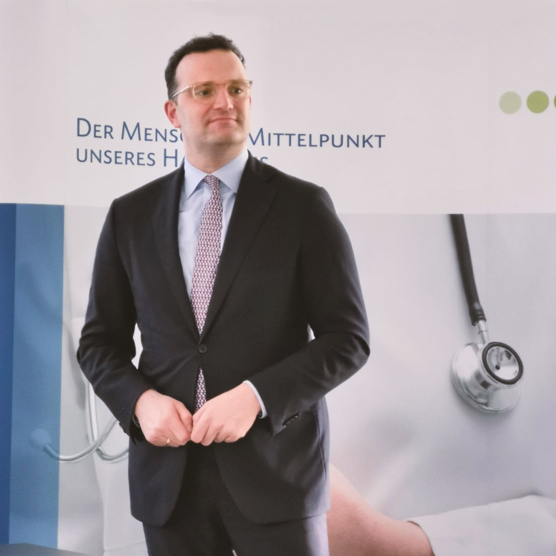 LevLieben's tweet photo. Gesundheitsminister Jens Spahn MdB war gestern, auf Einladung der CDU, im Klinikum Leverkusen. Bei der Diskussion mit Personal und Gästen hatte er ein offenes Ohr für die Anliegen der Mitarbeiter und Patienten. Danke lieber Jens für den Besuch und die Unterstützung! #LEVlieben https://t.co/1V9TOPGcE0