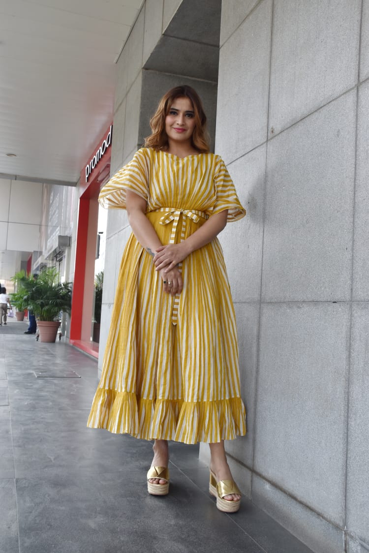 Actress #ArtiSingh of #BiggBossSeason13 fame once again steps out and this time around the actress selects a yellow long dress for her outing. The actress is glowing and we love the soft curls don't we!!!
#gossipganj