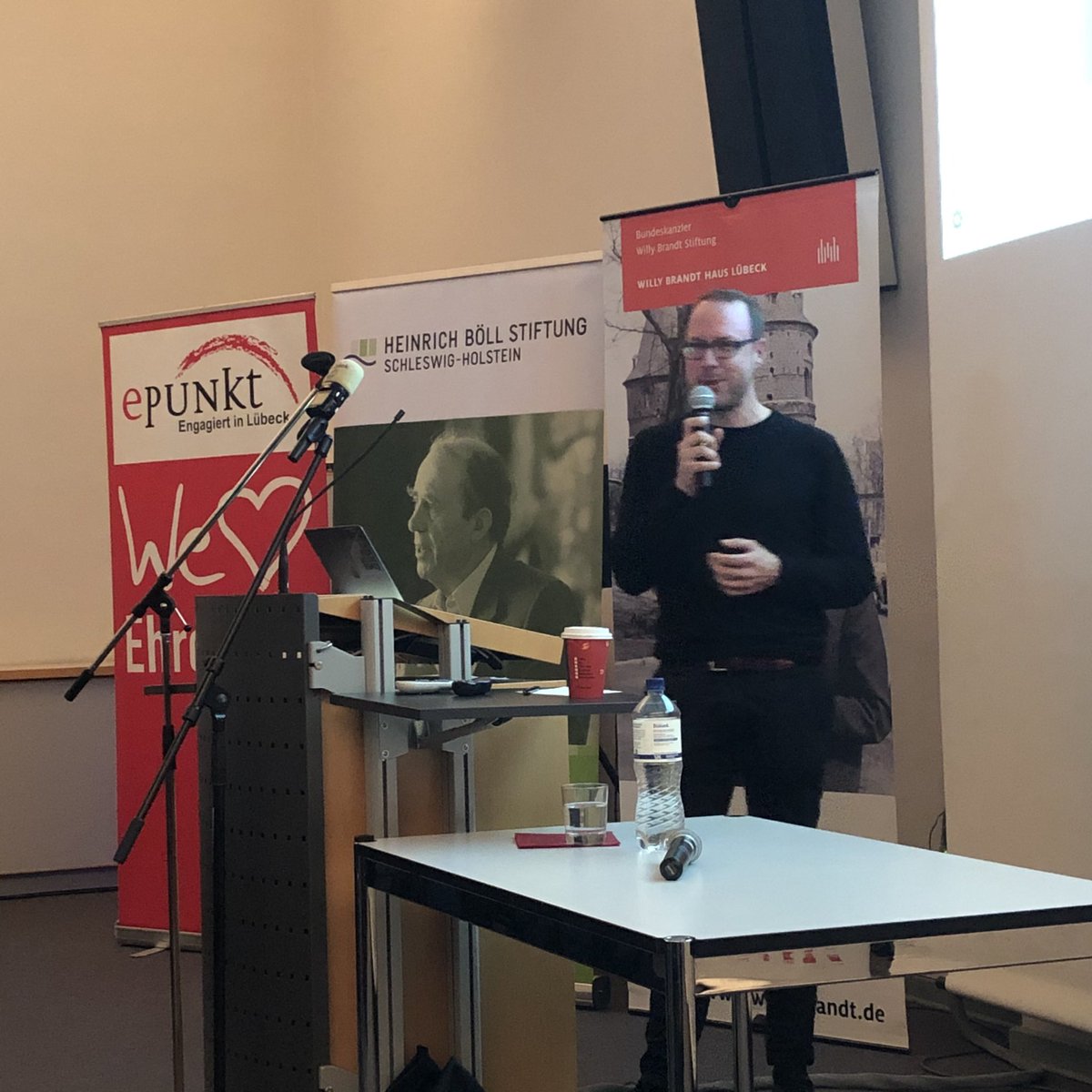 Blancko's tweet photo. So viele Zusammentreffen: Vortrag „Verändern soziale Medien die Demokratie?“ mit Markus Beckedahl von @netzpolitik dort, wo einst das Haus eines Bürgermeisters #Castorp stand, in der Königstraße 42. #zweiundvierzig (wahrscheinlich guckt wieder kein Schwein) https://t.co/yIFG4x4RRY