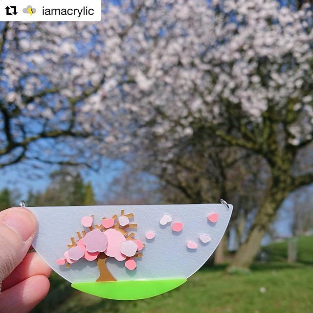 The weather is playing some strange tricks on us at the moment, one minute it’s sunny, the next it’s hail stones 🤷🏻‍♀️ I’m dreaming of sunnier spring days ahead with this #Repost from #bristoletsyteam members @iamacrylic 🌞 and their gorgeous cherry blossom necklace 🌸 ・・・
It'…