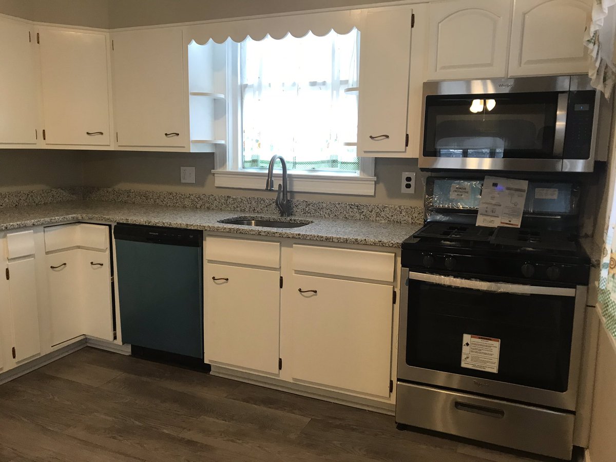 davidleipert1's tweet photo. #ForSale: Welcome to 213 Longshore Ave! This newly renovated 3-bed / 2-bath townhouse features a front yard, detached rear yard, garage &amp; kitchen with granite countertops/stainless steel appliances. Contact #TheLeipertGroup at (215)-760-7221 or David@LeipertGroup.com! #BHHSPrime https://t.co/ZpJaQyYOpe