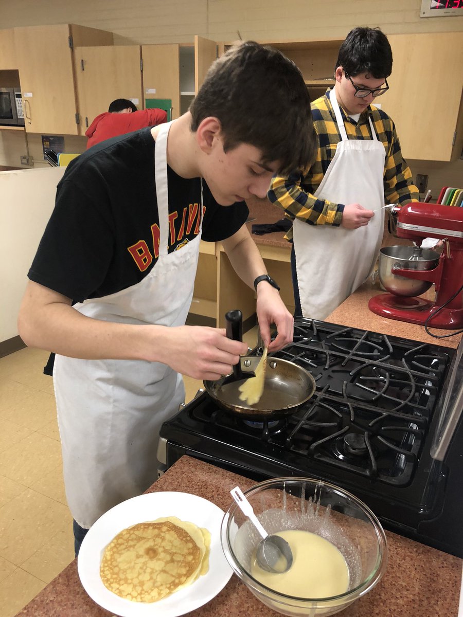 MissSavitski's tweet photo. Crushing the crepes game today! #CulinaryArtsII https://t.co/ydlJ9gG0bP