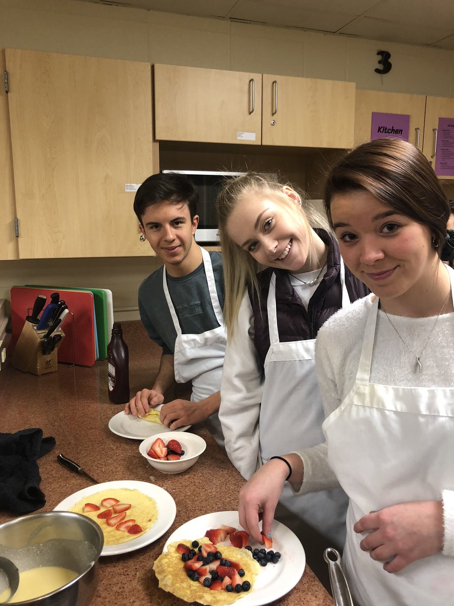 MissSavitski's tweet photo. Crushing the crepes game today! #CulinaryArtsII https://t.co/ydlJ9gG0bP