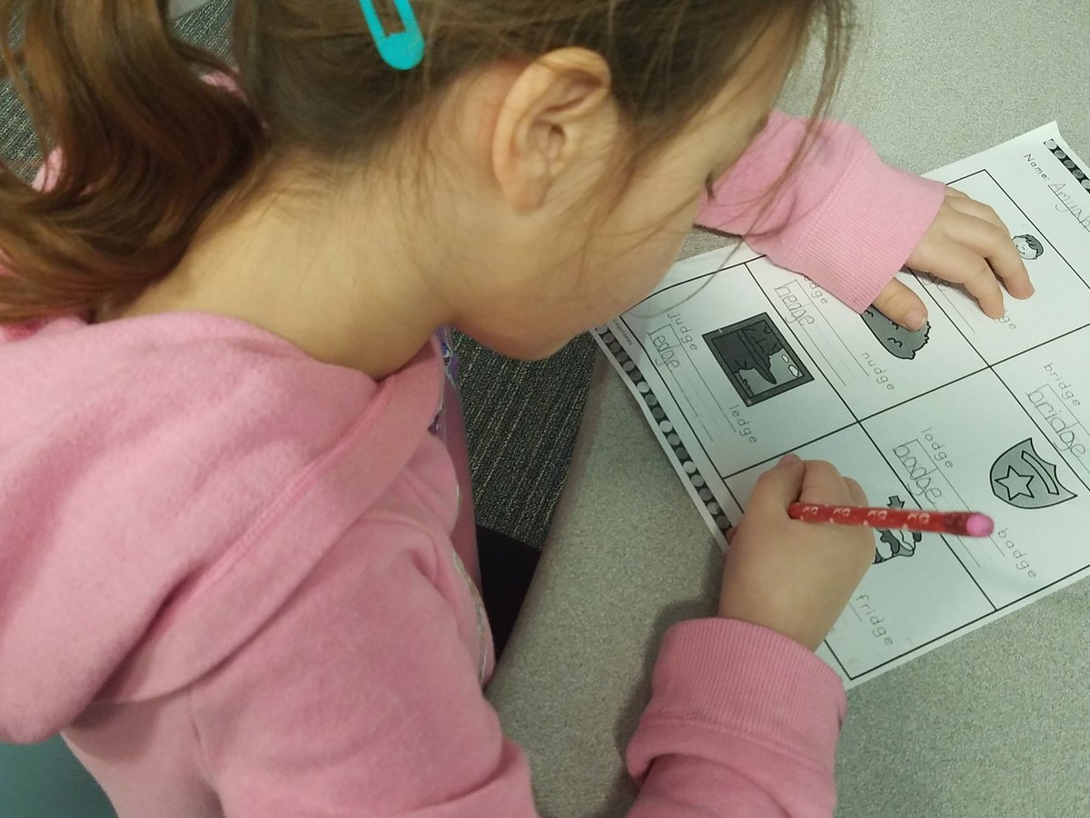 ChristieBurnsEd's tweet photo. Literacy stations in Mrs. Malik's class combine reading, writing & word work along w/small group instruction. She differentiates by assigning leveled reading to her 1st graders digitally #BISDPride #DigitalBISD #FreeportElem #balancedliteracy https://t.co/iv2IvPCr2L