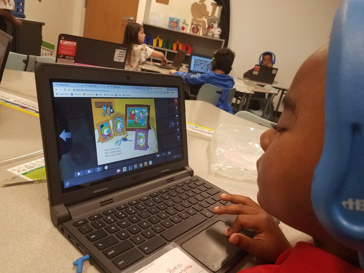 ChristieBurnsEd's tweet photo. Literacy stations in Mrs. Malik's class combine reading, writing & word work along w/small group instruction. She differentiates by assigning leveled reading to her 1st graders digitally #BISDPride #DigitalBISD #FreeportElem #balancedliteracy https://t.co/iv2IvPCr2L