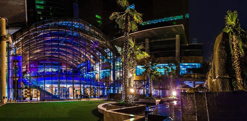 Durante la noche, los colores se apoderan de la plaza Gacitua, dándole a tus eventos un toque especial y diferente