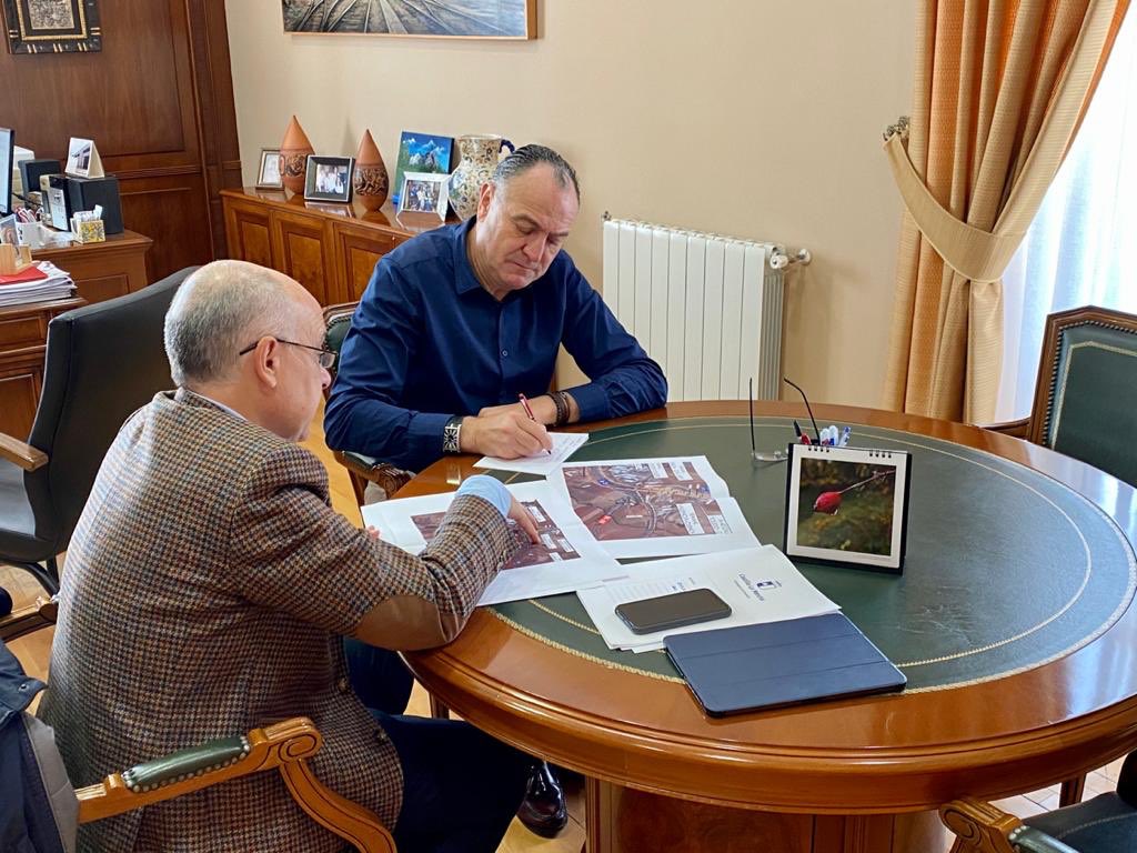 JMLCARRIZO's tweet photo. Hoy en #Tarancón he recibido al director general de #Carreteras @DavidMerinoR para avanzar en proyectos importantes para nuestro municipio. Gracias a la Consejería que encabeza @Nacho_Hernando por su sensibilidad con Tarancón https://t.co/NWZVjsZAEy