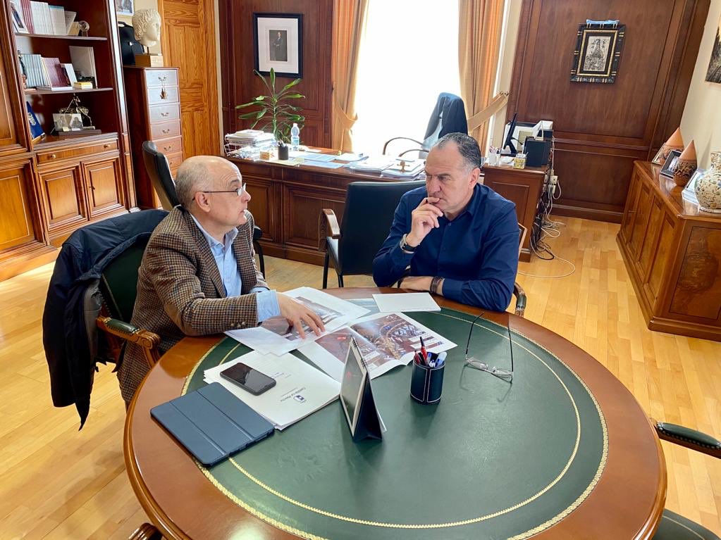 JMLCARRIZO's tweet photo. Hoy en #Tarancón he recibido al director general de #Carreteras @DavidMerinoR para avanzar en proyectos importantes para nuestro municipio. Gracias a la Consejería que encabeza @Nacho_Hernando por su sensibilidad con Tarancón https://t.co/NWZVjsZAEy