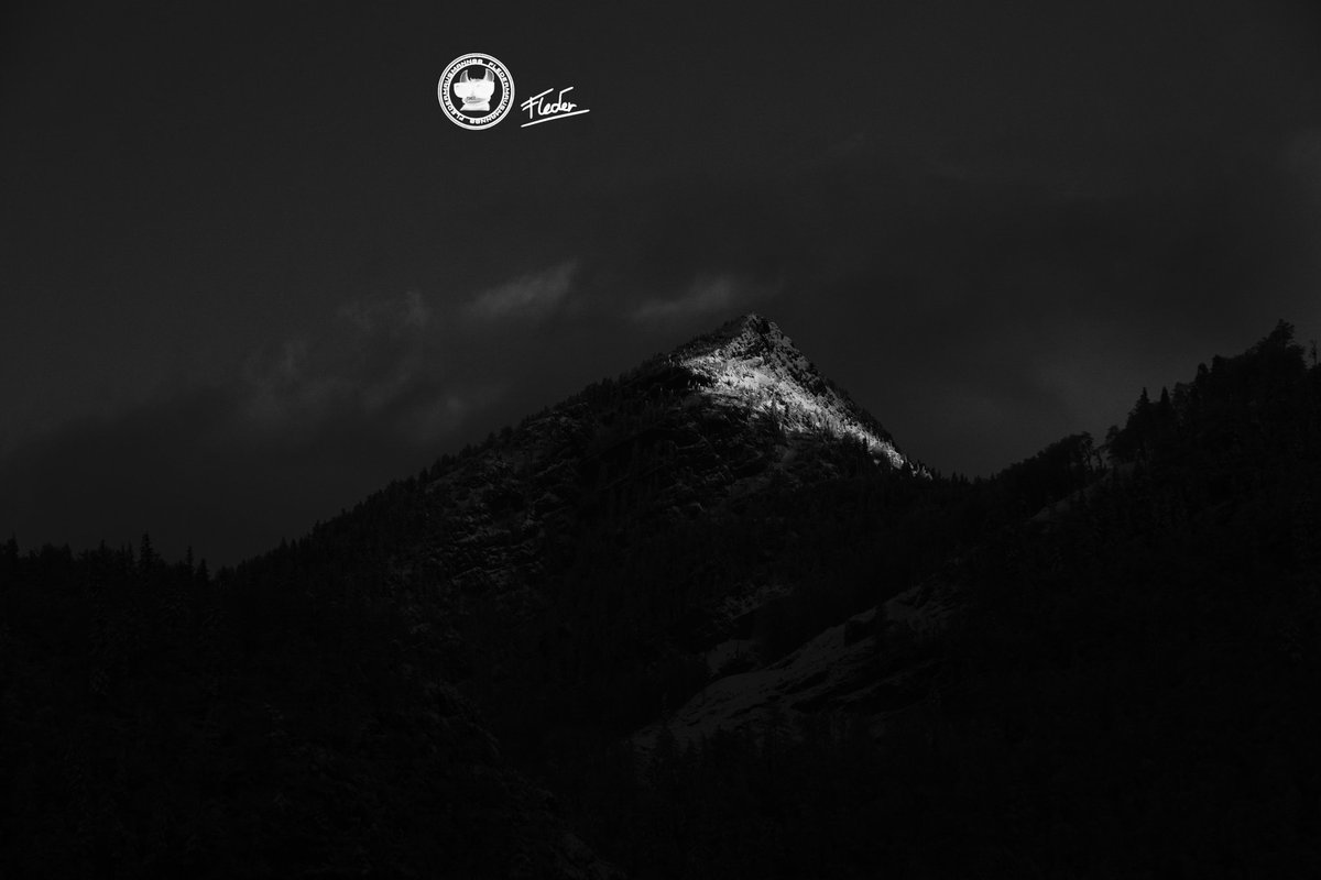 Fledermausmann8's tweet photo. Beste Entscheidung 2019. Wieder zurück nach Österreich zu gehen! #sonyalpha6000📷 #fotografie #foto #photography #photo #photographs #photoshoot #berge #mountain #snow #austria🇦🇹 #austrianalps #österreich🇦🇹 #salzburg #sunset #clouds #cloudmountain #schwarzweissfotografie https://t.co/mswTmi1a1q