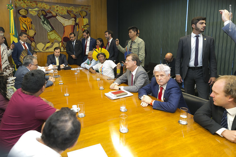 ZeRicardoAM's tweet photo. Em reunião com o presidente da Câmara dos Deputados junto com lideranças indígenas, extrativistas e parlamentares para entregar denúncia de violação dos direitos dos indígenas e demais populações tradicionais.

#povosindigenas #extrativistas #deputadojosericardo #homemdakombi https://t.co/77T4wq0yij