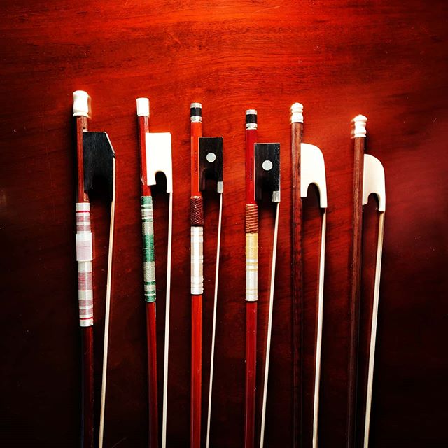 Beautiful bows by Walter Barbiero. Each with its own personality!
#violinbowmaker #violinbow #baroque #classical #bows