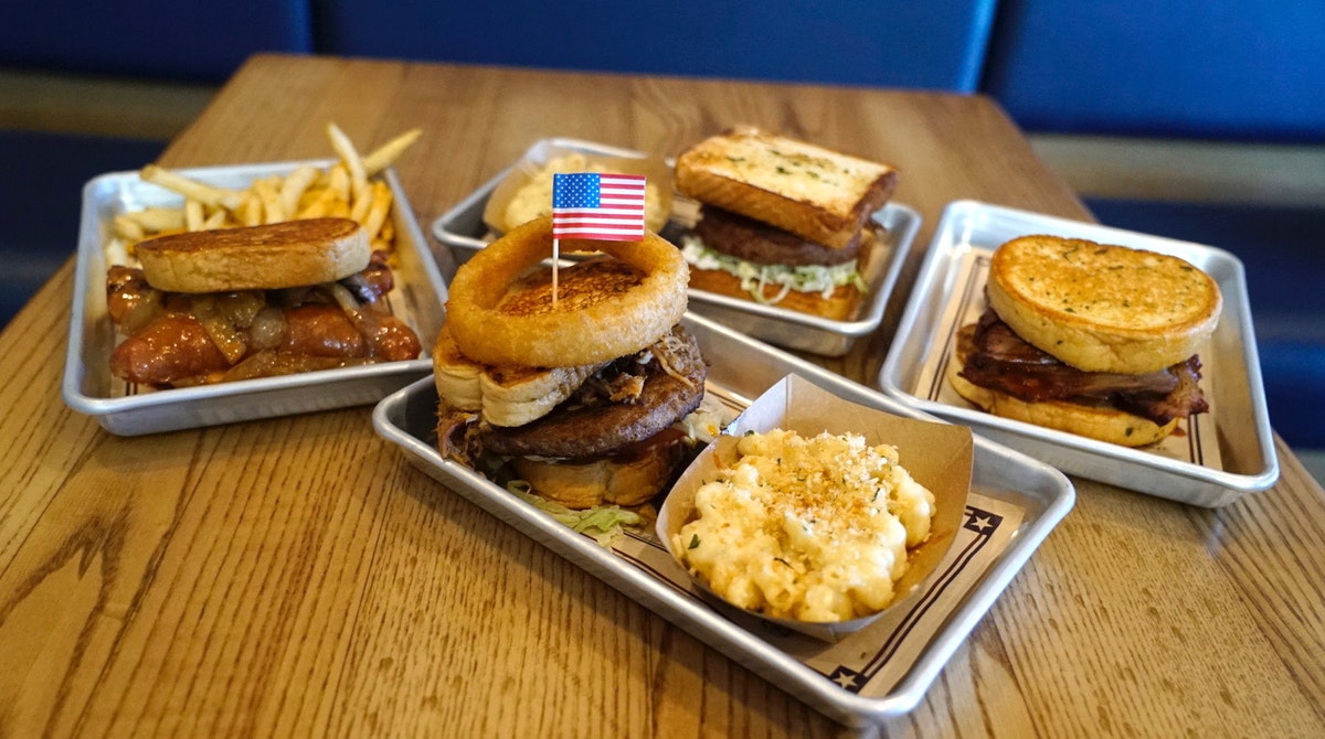 WDWNT's tweet photo. REVIEW: Every Item on the Menu – An All-American Feast at Regal Eagle Smokehouse: Craft Drafts &amp; Barbecue in EPCOT

https://t.co/SGWlXll5CZ https://t.co/VQolarVoDZ