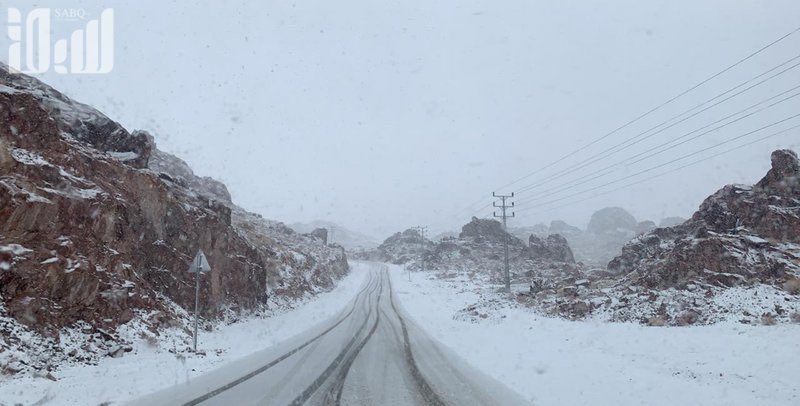 صحيفة سبق سبق ترصد الثلوج تغطي مرتفعات جبل اللوز ب تبوك