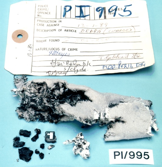 A tiny fragment of the bomb's timer, extracted from a grey "Slalom" shirt. This piece of evidence with the shirt collar was dubbed PI 995 and the timer fragment that was extracted from the collar was named PT/35(b). 90/Photo: via  https://pt35b.wordpress.com/ 