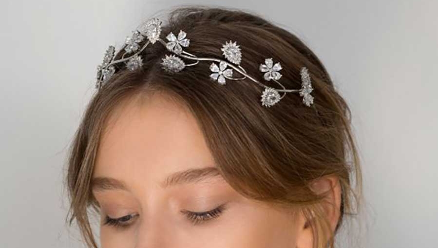 #Brides: You don't have to marry #PrinceHarry to #crown yourself queen. These #tiaras by <a href="/twigsandhoney/">twigs & honey</a>, #JENNIFERBEHR, @sibodesigns, #KerenWolf, &amp; <a href="/AriannaTiaras/">Arianna Bespoke Accessories</a> will do the trick.
soo.nr/NQKp