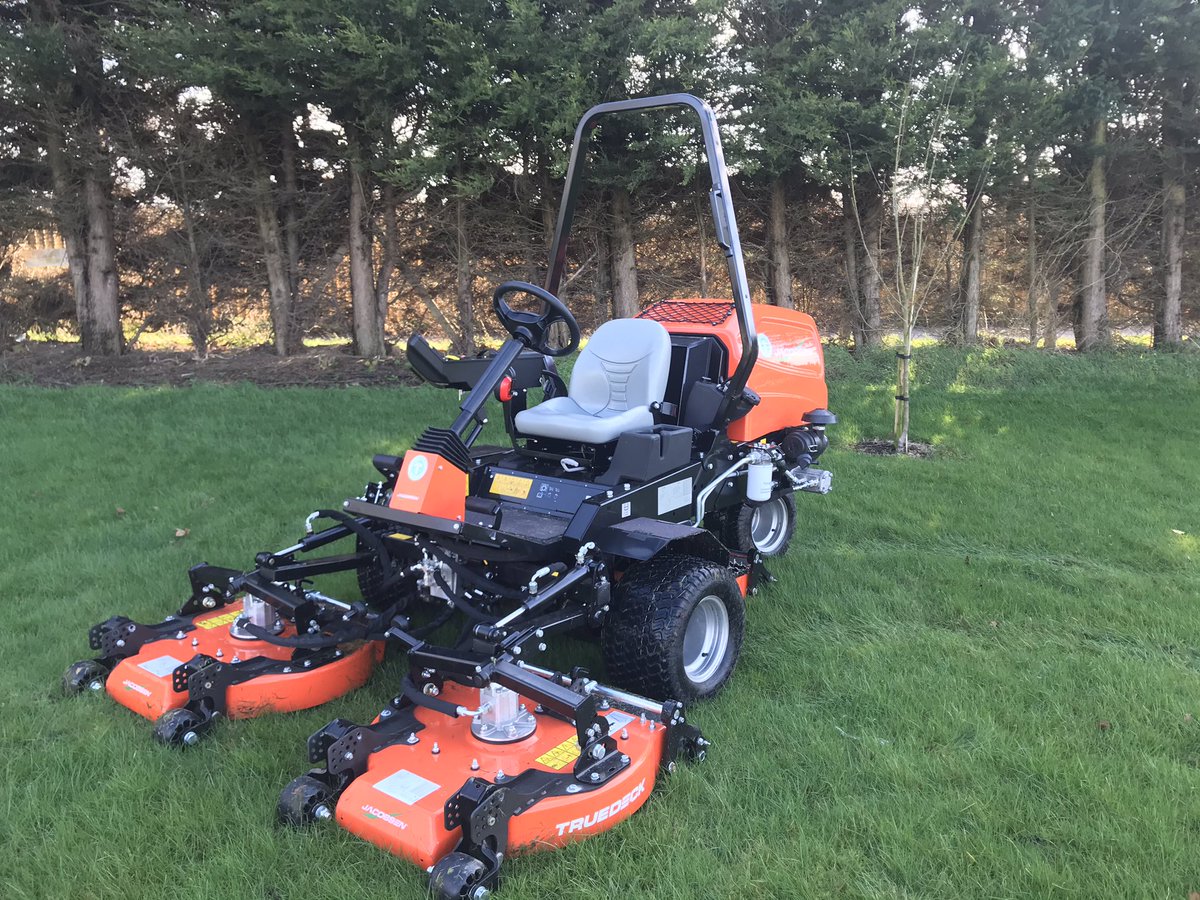 JoshuaDavidX's tweet photo. @JacobsenTurf AR321 was delivered late last week ride for the spring! Customer requested stripes you wonโt get much better than this! #jacobsen #ar321 #ukbuilt https://t.co/YVJnHADqLN