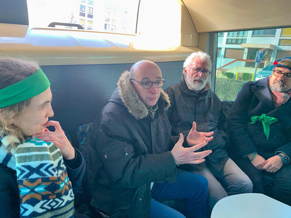 JYB80's tweet photo. Toute la journée dans le bus, vous me dites vos attentes et vos idées. Bien souvent aussi vos encouragements. Merci pour ces moments qui me forment aussi et me poussent. Amiens c'est vous ! https://t.co/aaOXwBMamX